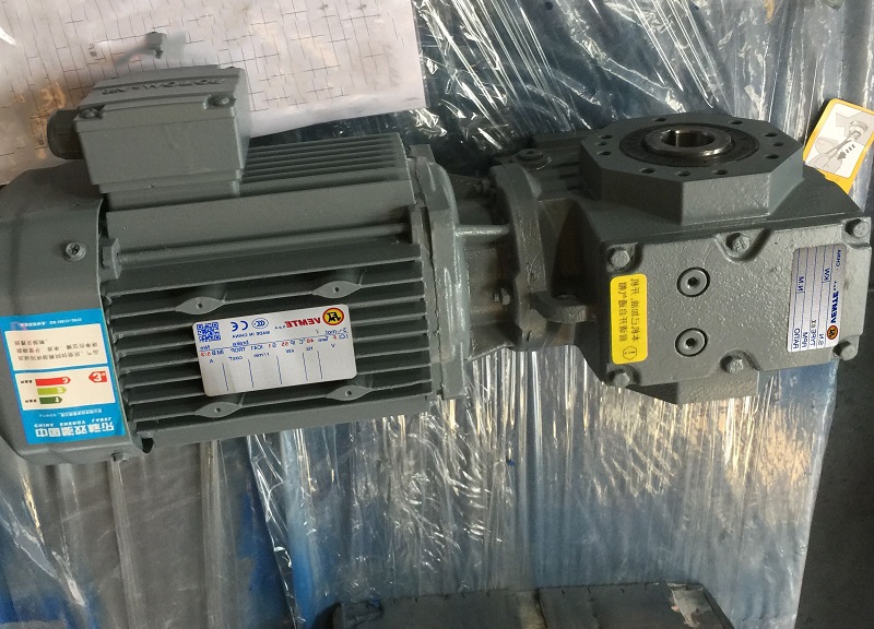 1比106減速電機(jī),1:106減速機(jī),106比減速器,壓捆機(jī)減速機(jī).jpg